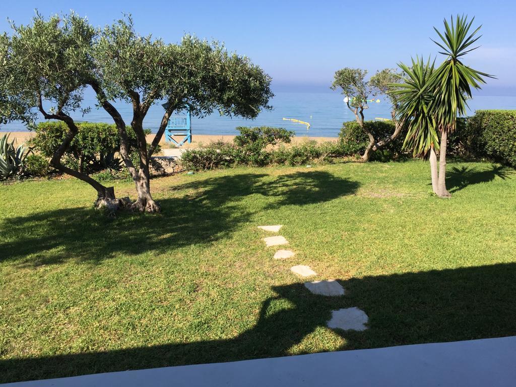 גליפאדה Seafront Calista Beach House With Garden מראה חיצוני תמונה
